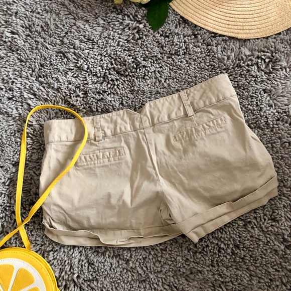 Stretchy cuffed shorts - Picture 2 of 3